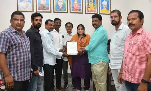 జర్నలిస్టుల పిల్లలకు ఫీజు రాయితీ ఇవ్వండి..