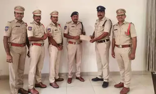 ఆత్మహత్యాయత్నానికి పాల్పడిన వ్యక్తిని కాపాడిన పోలీసులకు రివార్డులు, ప్రశంసా పత్రాలు