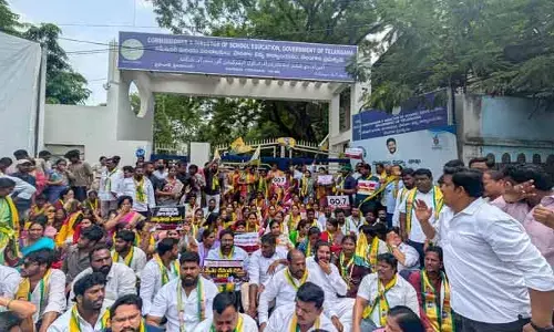 ఫీజుల దోపిడీపై టీఆర్ఎస్ పోరుబాట.. స్కూల్ ఎడ్యుకేషన్ డైరెక్టరేట్ ముట్టడి