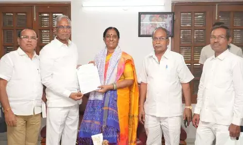 ప్రధాన ఆలయాల్లో చేనేత శాలువాలే అందించాలి.. మంత్రి కొండా సురేఖకు వినతి