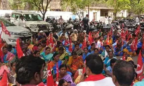 సిఎంసి వద్ద కార్మికుల భారీ ధర్నా..
