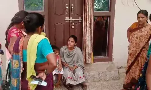 భర్త ఇంటి ముందు భార్య, కూతురు నిరీక్షణ.. తాళం వేసిన అత్తమామలు