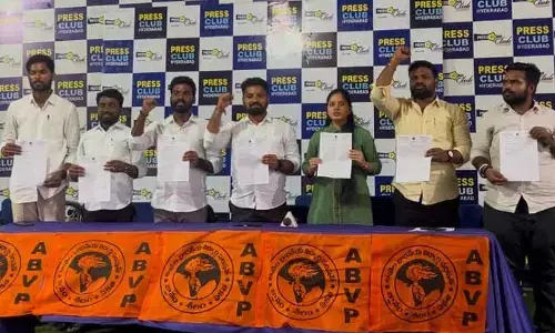 విద్యా వ్యవస్థ అస్తవ్యస్తం.. ఏబీవీపీ రాష్ట్ర కార్యదర్శి మాచెర్ల రాంబాబు హెచ్చరిక విద్యా వ్యవస్థ అస్తవ్యస్తం.. ఏబీవీపీ రాష్ట్ర కార్యదర్శి మాచెర్ల రాంబాబు హెచ్చరిక