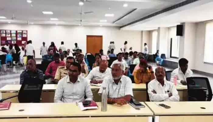 ప్రజావాణిలో అధికారులేరి..? ప్రజావాణిలో అధికారులేరి..?
