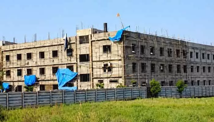 111 జీవోకు తూట్లు.. నానాజీపూర్లో వివాదాస్పద స్కూల్ 111 జీవోకు తూట్లు.. నానాజీపూర్లో వివాదాస్పద స్కూల్