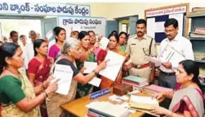 వోచర్ ఇచ్చారు.. నగదు మాయం చేశారు! వోచర్ ఇచ్చారు.. నగదు మాయం చేశారు!