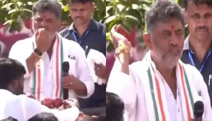 చిక్కుల్లో కర్ణాటక సీఎం.. యాపిల్ కొరికి జనంలోకి విసిరేసిన డీకే శివకుమార్ చిక్కుల్లో కర్ణాటక సీఎం.. యాపిల్ కొరికి జనంలోకి విసిరేసిన డీకే శివకుమార్