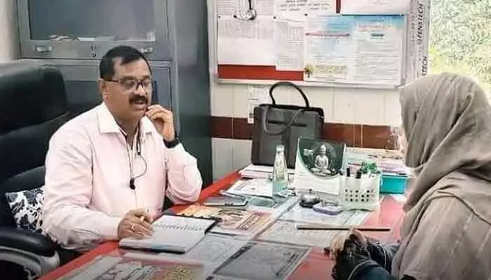 Sadashiva Nagar:పీహెచ్సీని సందర్శించిన నూతన డీఎంహెచ్ఓ Sadashiva Nagar:పీహెచ్సీని సందర్శించిన నూతన డీఎంహెచ్ఓ