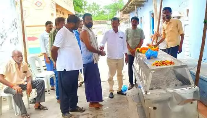 మృతుని కుటుంబానికి ఆర్థిక సాయం అందించిన మాజీ ఎంపీటీసీ మృతుని కుటుంబానికి ఆర్థిక సాయం అందించిన మాజీ ఎంపీటీసీ