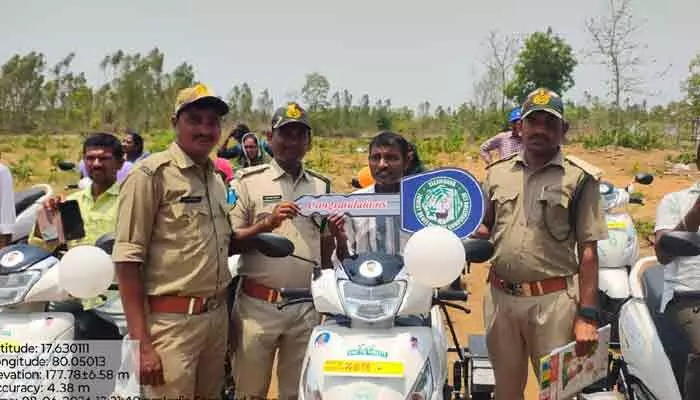 దివ్యాంగులకు ఉచితంగా త్రీ వీలర్ మోటర్ బైక్లు పంపిణీ దివ్యాంగులకు ఉచితంగా త్రీ వీలర్ మోటర్ బైక్లు పంపిణీ