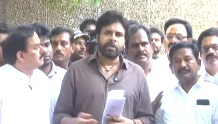 స్టీల్ ప్లాంట్ మృతులకు భారీ ఆర్థికసహాయం ప్రకటించిన డిప్యూటీ సీఎం పవన్ స్టీల్ ప్లాంట్ మృతులకు భారీ ఆర్థికసహాయం ప్రకటించిన డిప్యూటీ సీఎం పవన్