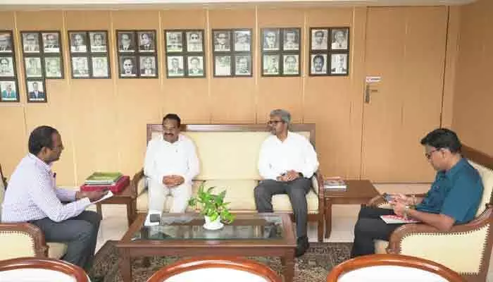 దక్షిణ మధ్య రైల్వే జీఎంను కలిసిన ఆదిలాబాద్ ఎంపీ దక్షిణ మధ్య రైల్వే జీఎంను కలిసిన ఆదిలాబాద్ ఎంపీ
