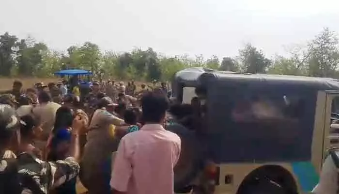 దిందాలో పోడు పోరు.. అటవీ అధికారులు, రైతుల మధ్య తోపులాట దిందాలో పోడు పోరు.. అటవీ అధికారులు, రైతుల మధ్య తోపులాట