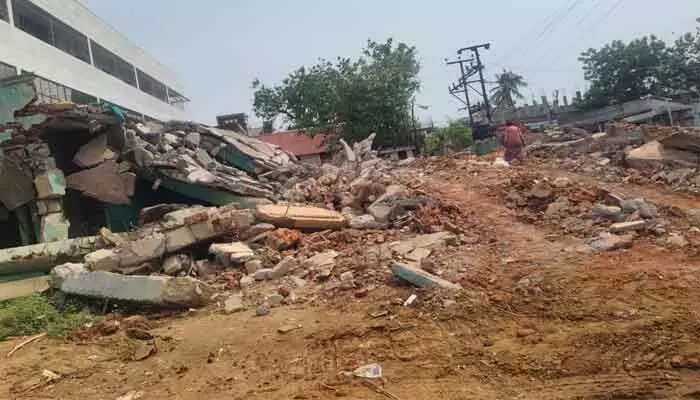 అడ్డగోలు అనుమతులు.. రూ.14 లక్షల ఆదాయానికి గండి అడ్డగోలు అనుమతులు.. రూ.14 లక్షల ఆదాయానికి గండి