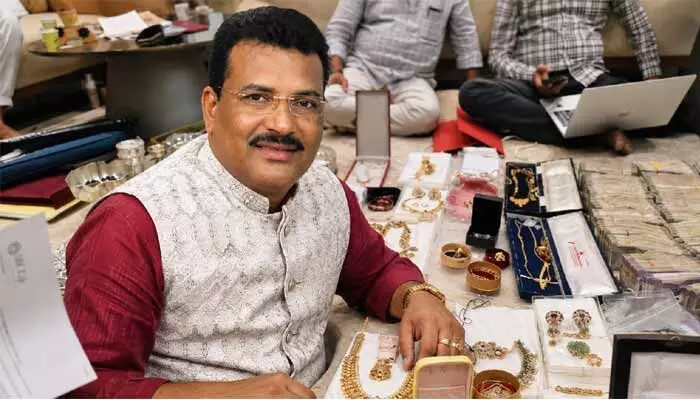 ఈఎన్సీ మోహన్ నాయక్ ఇంట్లో కిలోల కొద్ది బంగారం.. ఏసీబీ రైడ్స్ లో విస్తుపోయే విషయాలు ఈఎన్సీ మోహన్ నాయక్ ఇంట్లో కిలోల కొద్ది బంగారం.. ఏసీబీ రైడ్స్ లో విస్తుపోయే విషయాలు