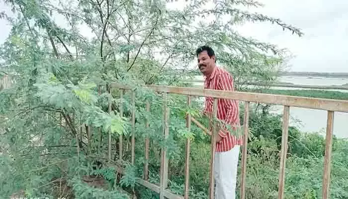 మున్సిపాలిటీ నిర్లక్ష్యం.. రిటైర్డ్ సీఐ యాక్షన్ మున్సిపాలిటీ నిర్లక్ష్యం.. రిటైర్డ్ సీఐ యాక్షన్