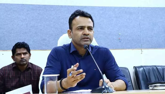 ప్రభుత్వ పాఠశాలలో విద్యార్థుల సంఖ్యను పెంచాలి : కలెక్టర్ బోర్ఖడే హేమంత్ సహదేవరావు ప్రభుత్వ పాఠశాలలో విద్యార్థుల సంఖ్యను పెంచాలి : కలెక్టర్ బోర్ఖడే హేమంత్ సహదేవరావు