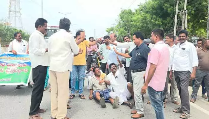 పాడి రైతుల రాస్తారోకో.. బకాయిల చెల్లింపు పై మదర్ డైరీ హామీ పాడి రైతుల రాస్తారోకో.. బకాయిల చెల్లింపు పై మదర్ డైరీ హామీ
