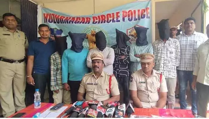 గంజాయి ముఠా అరెస్ట్.. 1.5 కిలోల గంజాయి స్వాధీనం గంజాయి ముఠా అరెస్ట్.. 1.5 కిలోల గంజాయి స్వాధీనం