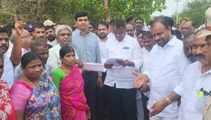 ఎస్సీ కార్పొరేషన్ భూములపై మంత్రి అడ్లూరి ఆగ్రహం.. ఎస్సీ కార్పొరేషన్ భూములపై మంత్రి అడ్లూరి ఆగ్రహం..