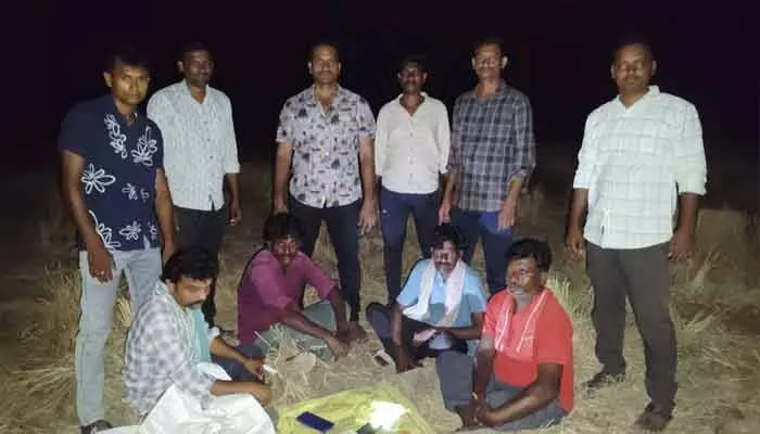 పేకాట స్థావరం పై పోలీసుల దాడి పేకాట స్థావరం పై పోలీసుల దాడి
