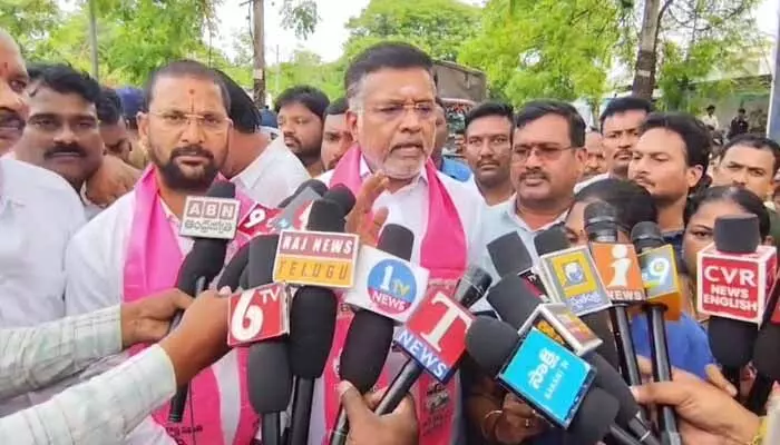 మంథనిలో శ్రీధర్ బాబు రాజ్యాంగం నడుస్తోంది : మాజీ ఎమ్మెల్యే పుట్ట మధు మంథనిలో శ్రీధర్ బాబు రాజ్యాంగం నడుస్తోంది : మాజీ ఎమ్మెల్యే పుట్ట మధు