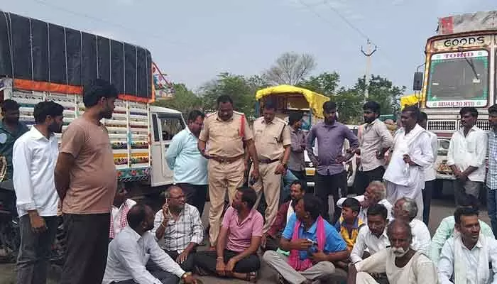 జొన్నల కొనుగోళ్లలో జాప్యం.. రోడ్డెక్కిన రైతులు జొన్నల కొనుగోళ్లలో జాప్యం.. రోడ్డెక్కిన రైతులు