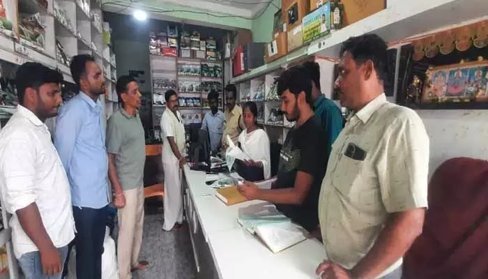 కాటారం ఫర్టిలైజర్ షాపుల్లో టాస్క్ ఫోర్స్ టీం ఆకస్మిక తనిఖీలు కాటారం ఫర్టిలైజర్ షాపుల్లో టాస్క్ ఫోర్స్ టీం ఆకస్మిక తనిఖీలు