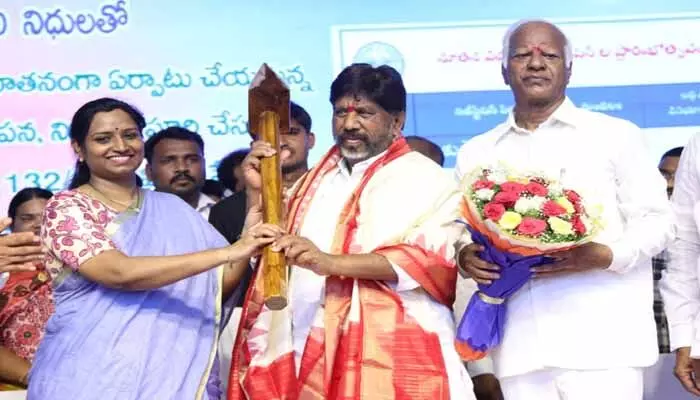 గత పదేళ్లు చీకట్లో మగ్గిన స్టేషన్ ఘనపూర్ కు కాంగ్రెస్ పాలనలో విద్యుత్ వెలుగులు : డిప్యూటీ సీఎం భట్టి విక్రమార్క గత పదేళ్లు చీకట్లో మగ్గిన స్టేషన్ ఘనపూర్ కు కాంగ్రెస్ పాలనలో విద్యుత్ వెలుగులు : డిప్యూటీ సీఎం భట్టి విక్రమార్క