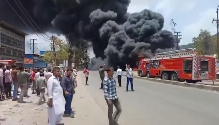 టైర్ల గోదాములో భారీ అగ్నిప్రమాదం.. రహదారిపై కమ్ముకున్న దట్టమైన నల్లటి పొగ