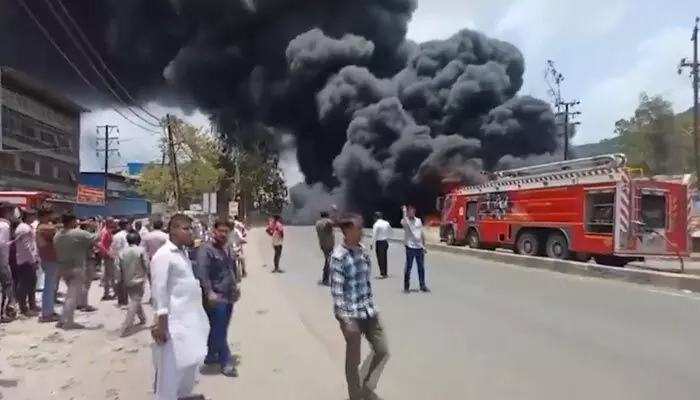 టైర్ల గోదాములో భారీ అగ్నిప్రమాదం.. రహదారిపై కమ్ముకున్న దట్టమైన నల్లటి పొగ టైర్ల గోదాములో భారీ అగ్నిప్రమాదం.. రహదారిపై కమ్ముకున్న దట్టమైన నల్లటి పొగ