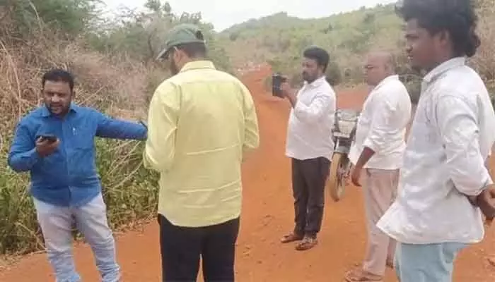 అక్రమ మట్టి దందా అడ్డుకున్న ఆర్ఐపై దౌర్జన్యం అక్రమ మట్టి దందా అడ్డుకున్న ఆర్ఐపై దౌర్జన్యం