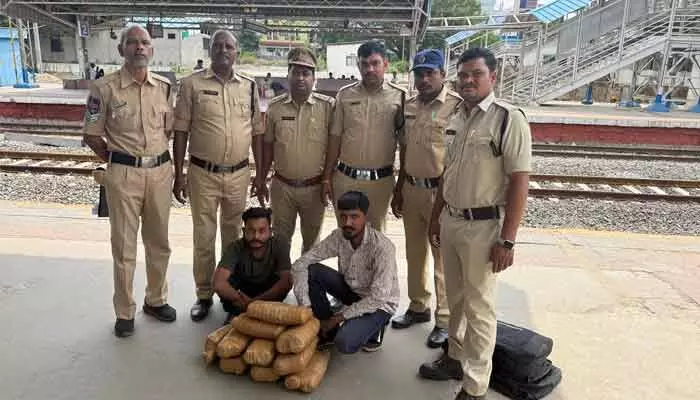 రైల్వే స్టేషన్లో భారీగా గంజాయి పట్టివేత.. ఇద్దరు నిందితుల అరెస్ట్ రైల్వే స్టేషన్లో భారీగా గంజాయి పట్టివేత.. ఇద్దరు నిందితుల అరెస్ట్
