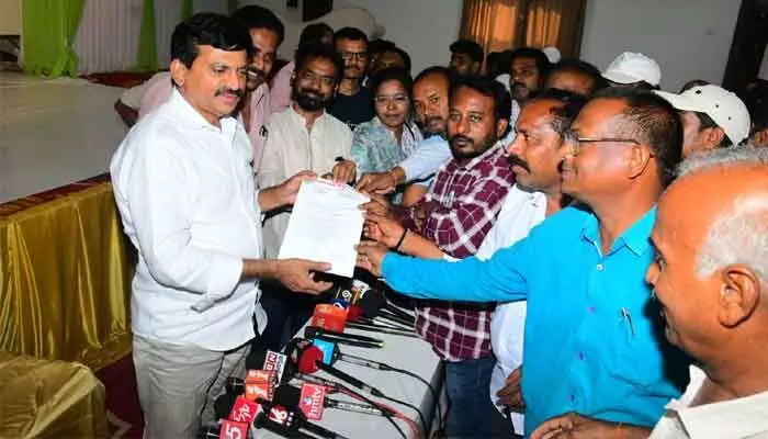 జర్నలిస్టుల పిల్లల ఫీజు రాయితీ పై మంత్రి పొంగులేటి హామీ జర్నలిస్టుల పిల్లల ఫీజు రాయితీ పై మంత్రి పొంగులేటి హామీ