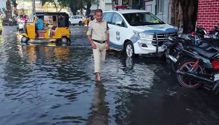 చాదర్ఘాట్ పోలీస్ స్టేషన్ ముందు జలదిగ్బంధం చాదర్ఘాట్ పోలీస్ స్టేషన్ ముందు జలదిగ్బంధం