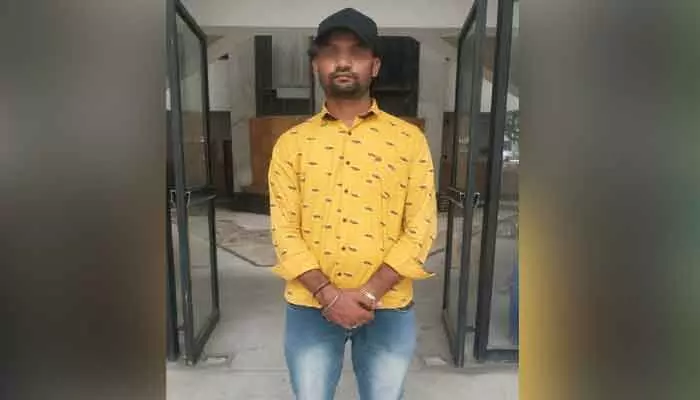 బైండోవర్ బాండ్ ఉల్లంఘన.. రౌడీ షీటర్ నుంచి రూ.1 లక్ష వసూలు బైండోవర్ బాండ్ ఉల్లంఘన.. రౌడీ షీటర్ నుంచి రూ.1 లక్ష వసూలు