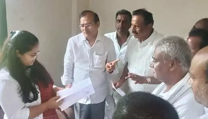 ధాన్యం కొనుగోలు వేగవంతం చేయాలి.. కలెక్టర్ కు మాజీ ఎమ్మెల్యే వినతి ధాన్యం కొనుగోలు వేగవంతం చేయాలి.. కలెక్టర్ కు మాజీ ఎమ్మెల్యే వినతి