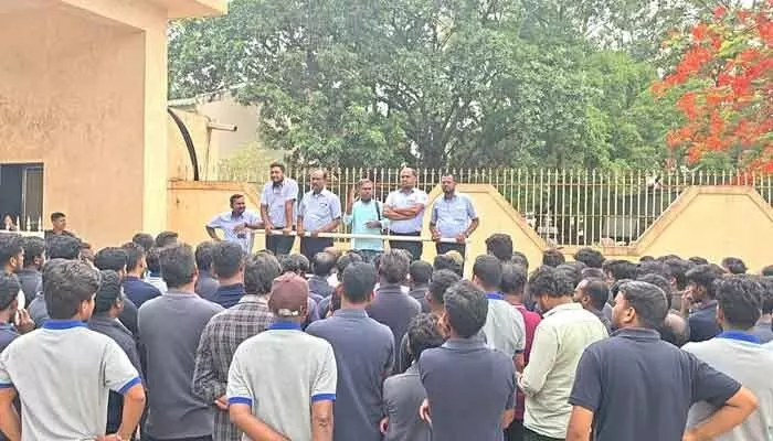 కాంట్రాక్టు కార్మికుల వేతనాలు పెంచాలి: సీఐటీయూ డిమాండ్ కాంట్రాక్టు కార్మికుల వేతనాలు పెంచాలి: సీఐటీయూ డిమాండ్