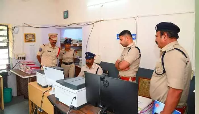అధికారులు, ప్రజాప్రతినిధులు సమన్వయంతో పని చేయాలి : ఎంపీ చామల అధికారులు, ప్రజాప్రతినిధులు సమన్వయంతో పని చేయాలి : ఎంపీ చామల
