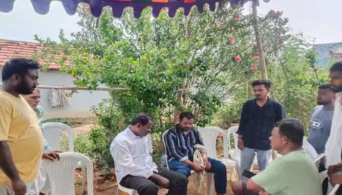గల్ఫ్ మృతుని కుటుంబాన్ని ప్రభుత్వం ఆదుకుంటుంది : సర్పంచ్ ల ఫోరం అధ్యక్షులు దొమ్మాటి నర్సయ్య గల్ఫ్ మృతుని కుటుంబాన్ని ప్రభుత్వం ఆదుకుంటుంది : సర్పంచ్ ల ఫోరం అధ్యక్షులు దొమ్మాటి నర్సయ్య