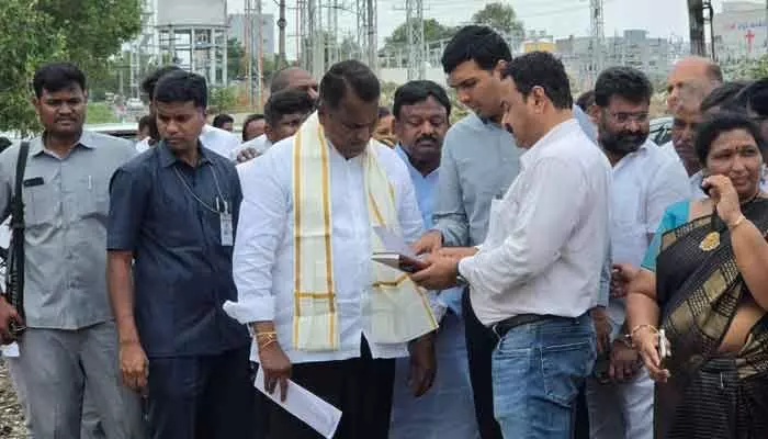మహిళా డిగ్రీ కళాశాలను సందర్శించిన మంత్రి అడ్లూరి.. మహిళా డిగ్రీ కళాశాలను సందర్శించిన మంత్రి అడ్లూరి..