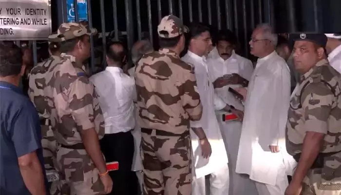 Delhi: మీనాక్షి నటరాజన్ నామినేషన్ రిజెక్ట్.. ఢిల్లీలోని ఈసీ కార్యాలయం ఎదుట హైడ్రామా Delhi: మీనాక్షి నటరాజన్ నామినేషన్ రిజెక్ట్.. ఢిల్లీలోని ఈసీ కార్యాలయం ఎదుట హైడ్రామా