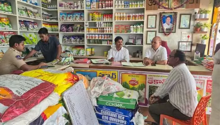 మోమిన్పేట్లో విత్తనాలు, ఎరువుల దుకాణాలపై టాస్క్ఫోర్స్ ఆకస్మిక తనిఖీలు మోమిన్పేట్లో విత్తనాలు, ఎరువుల దుకాణాలపై టాస్క్ఫోర్స్ ఆకస్మిక తనిఖీలు