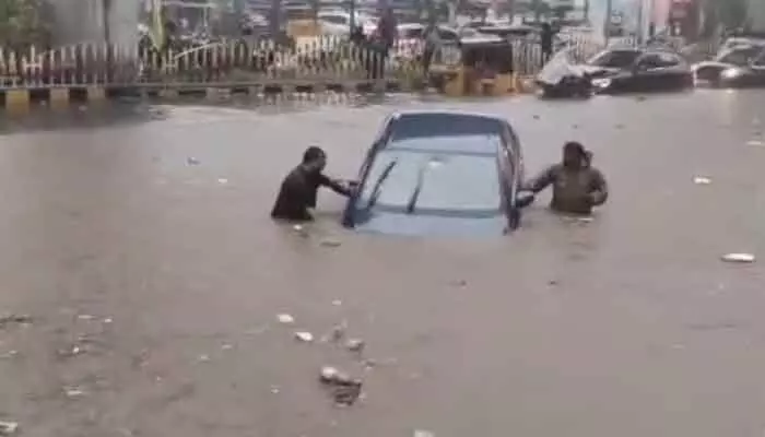 హైటెక్ సిటీలో చెరువులు తలపించిన రోడ్లు హైటెక్ సిటీలో చెరువులు తలపించిన రోడ్లు