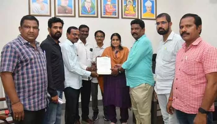 జర్నలిస్టుల పిల్లలకు ఫీజు రాయితీ ఇవ్వండి.. జర్నలిస్టుల పిల్లలకు ఫీజు రాయితీ ఇవ్వండి..