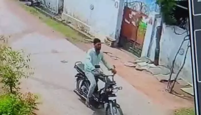 సినీ ఫక్కిలో ద్విచక్ర వాహనం అపహరణ సినీ ఫక్కిలో ద్విచక్ర వాహనం అపహరణ