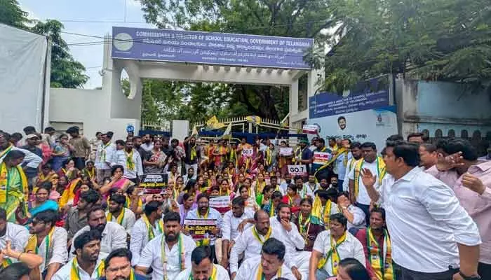 ఫీజుల దోపిడీపై టీఆర్ఎస్ పోరుబాట.. స్కూల్ ఎడ్యుకేషన్ డైరెక్టరేట్ ముట్టడి ఫీజుల దోపిడీపై టీఆర్ఎస్ పోరుబాట.. స్కూల్ ఎడ్యుకేషన్ డైరెక్టరేట్ ముట్టడి