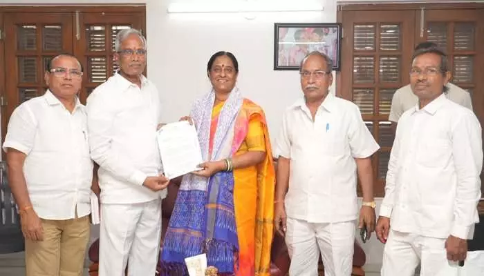 ప్రధాన ఆలయాల్లో చేనేత శాలువాలే అందించాలి.. మంత్రి కొండా సురేఖకు వినతి ప్రధాన ఆలయాల్లో చేనేత శాలువాలే అందించాలి.. మంత్రి కొండా సురేఖకు వినతి