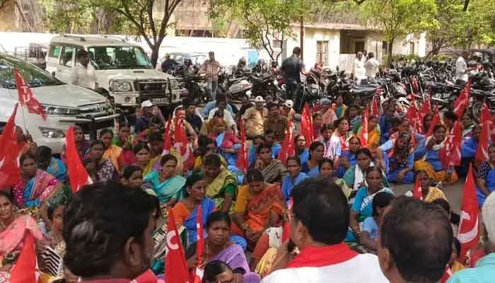 సిఎంసి వద్ద కార్మికుల భారీ ధర్నా.. సిఎంసి వద్ద కార్మికుల భారీ ధర్నా..