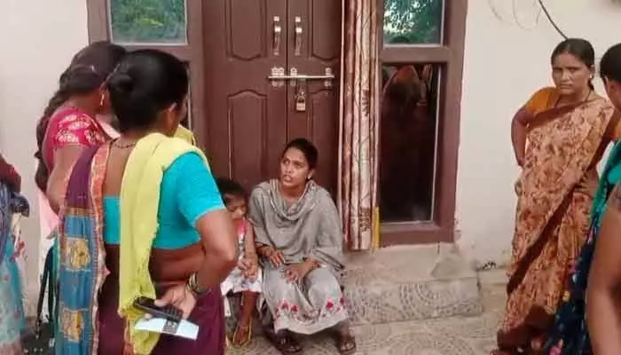 భర్త ఇంటి ముందు భార్య, కూతురు నిరీక్షణ.. తాళం వేసిన అత్తమామలు భర్త ఇంటి ముందు భార్య, కూతురు నిరీక్షణ.. తాళం వేసిన అత్తమామలు